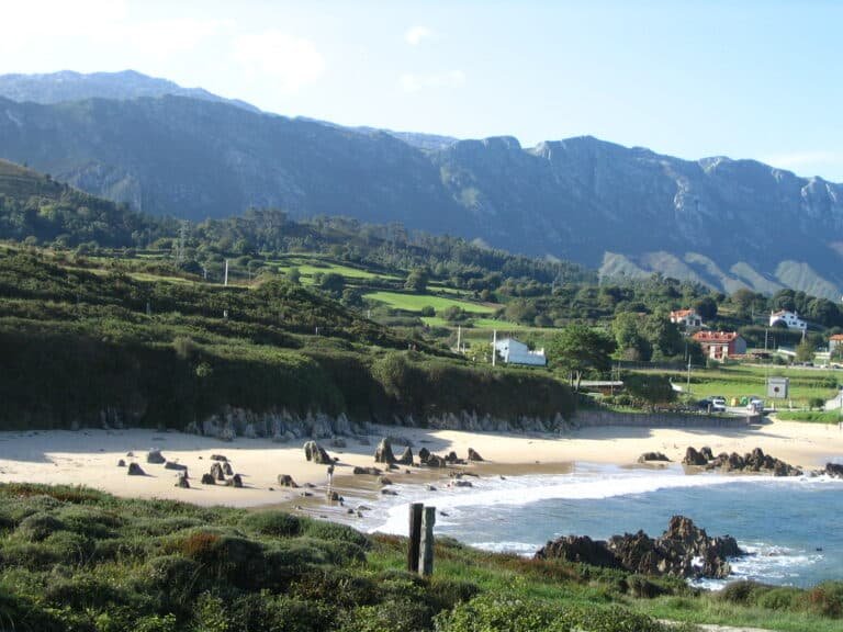Imagen de la Playa de Toró con la Sierra del Cuera al fondo.