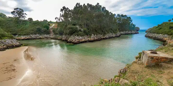 Imagen de la Playa de Guadamía en marea alta