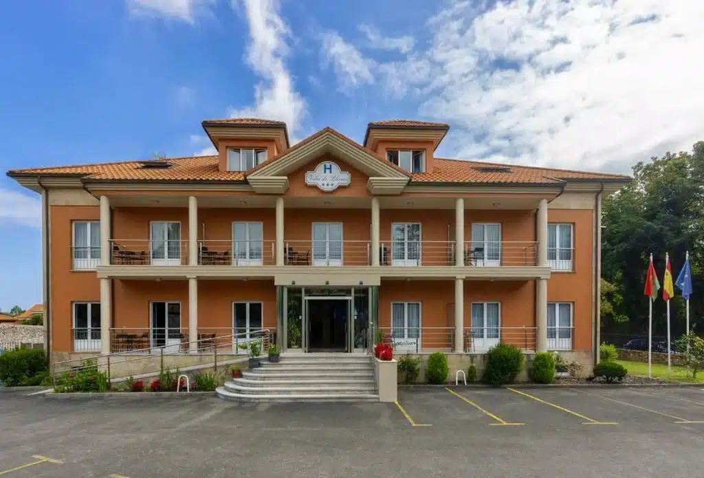 Fachada del Hotel Villa de Llanes.