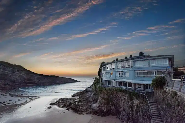 Imagen del Hotel Sablón con el atardecer sobre el Mar Cantábrico.