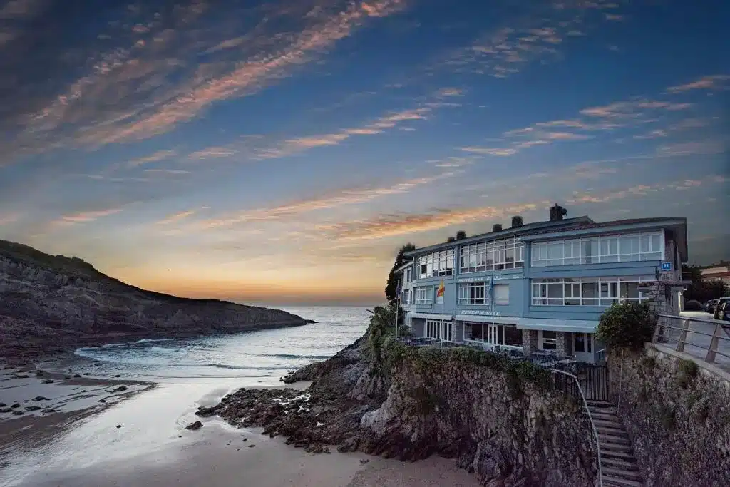 Imagen del Hotel Sablón con el atardecer sobre el Mar Cantábrico.