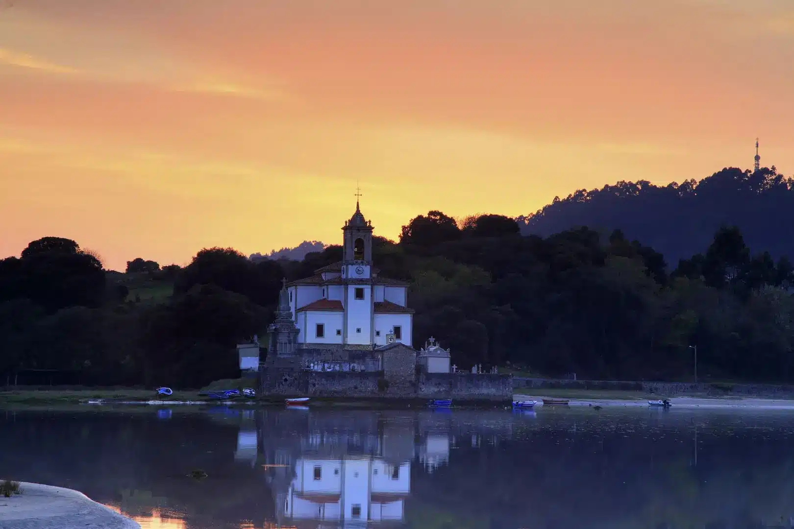 Imagen de la Iglesia de Nuestra Señora de los Dolores al atardecer, en Niembro.