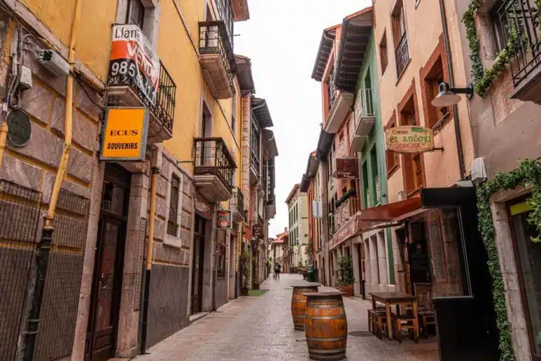 Imagen de la calle Mayor, una de las calles más importantes del núcleo urbano de Llanes.