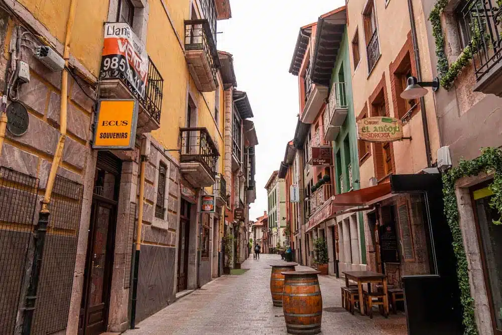 Imagen de la calle Mayor, una de las calles más importantes del núcleo urbano de Llanes.