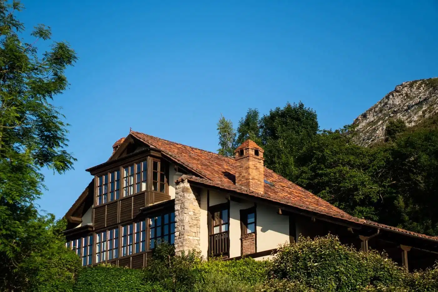 Imagen de uno de los edificios del Hotel Rural La Montaña Mágica.