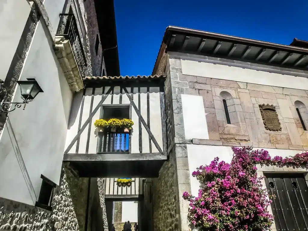 Imagen de las fachadas del casco histórico de Llanes.