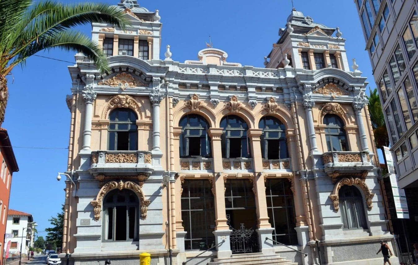 Imagen del casino de Llanes.