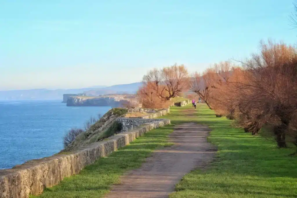 Vista de la costa de Llanes desde el Paseo de San Pedro