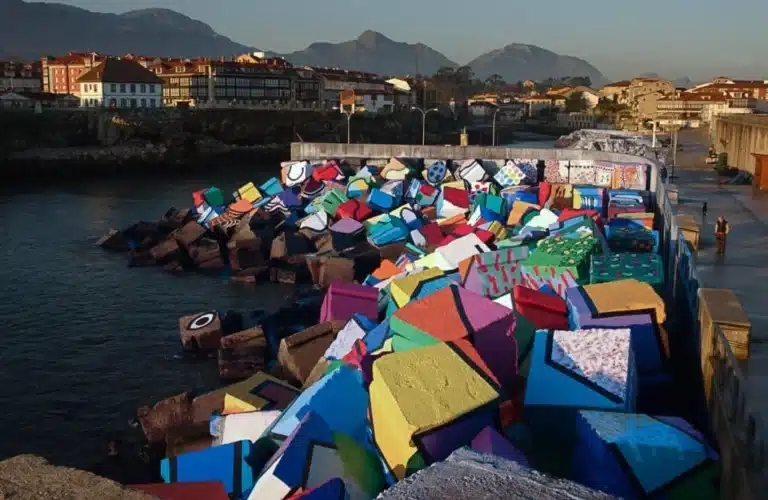 Imagen de los coloridos cubos de la memoria, en Llanes.
