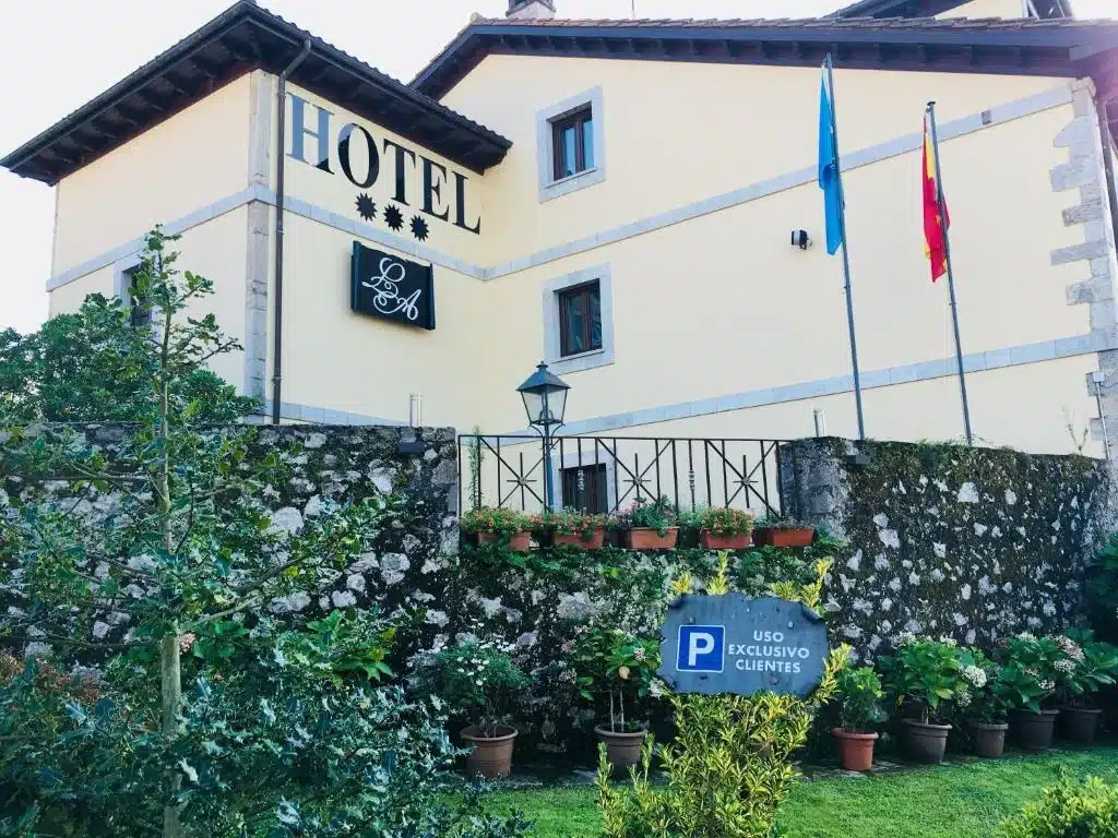 Imagen de la entrada del Hotel La Arquera.
