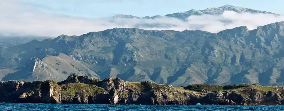 Imagen panorámica de la costa de Llanes con la Sierra del Cuera de fondo.