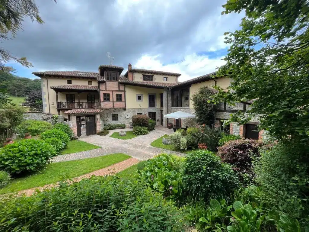 Imagen del exterior y el patio del Hotel Rural Arredondo