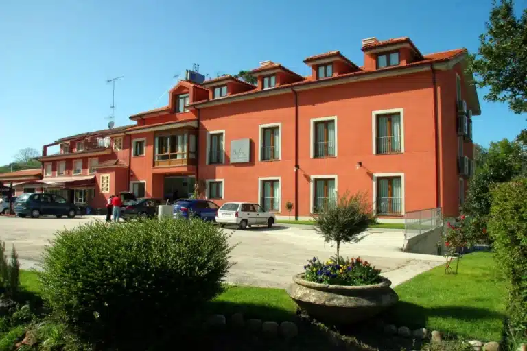 Imagen de la fachada del Hotel Bufón de Arenillas.