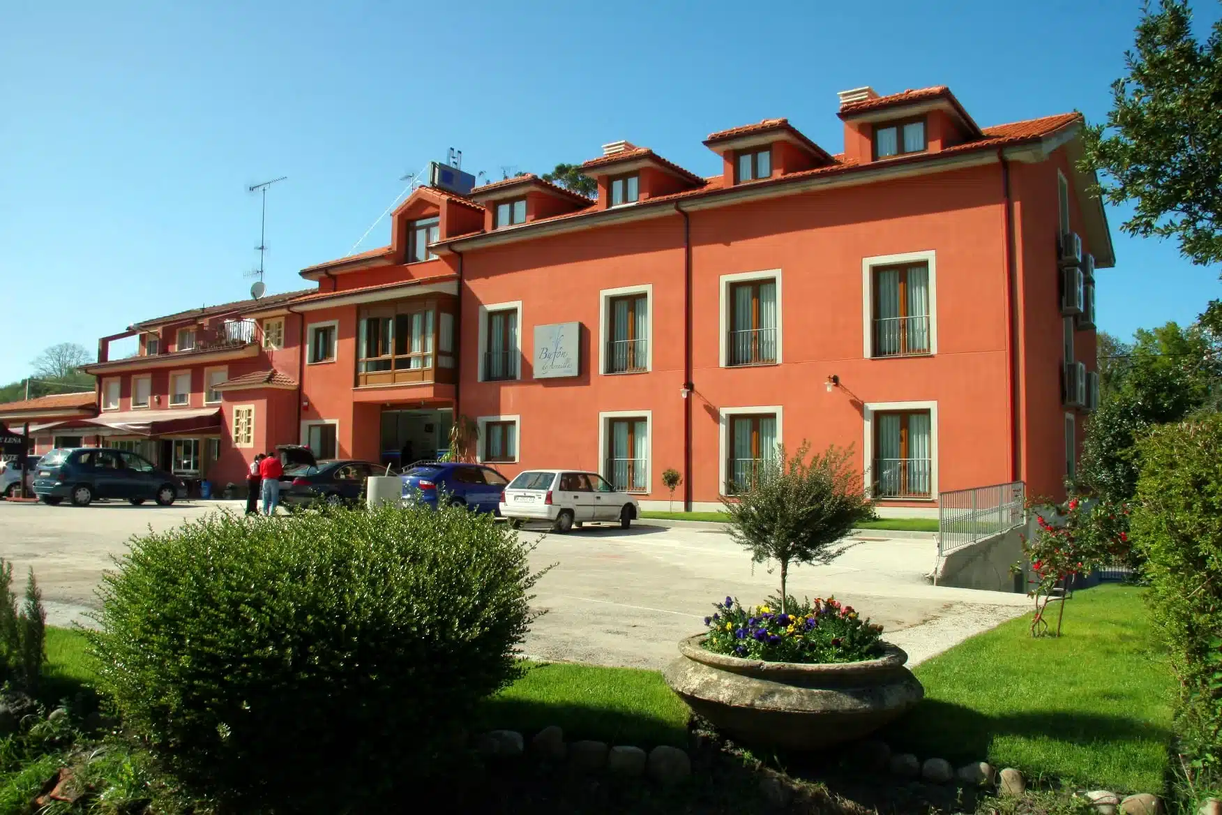 Imagen de la fachada del Hotel Bufón de Arenillas.