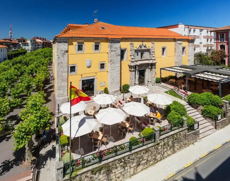 Fachada del Hotel Don Paco en Llanes.