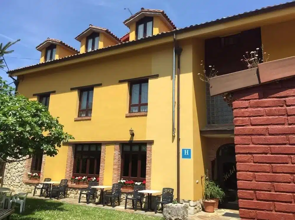 Imagen de la fachada exterior del Hotel Gavitu.