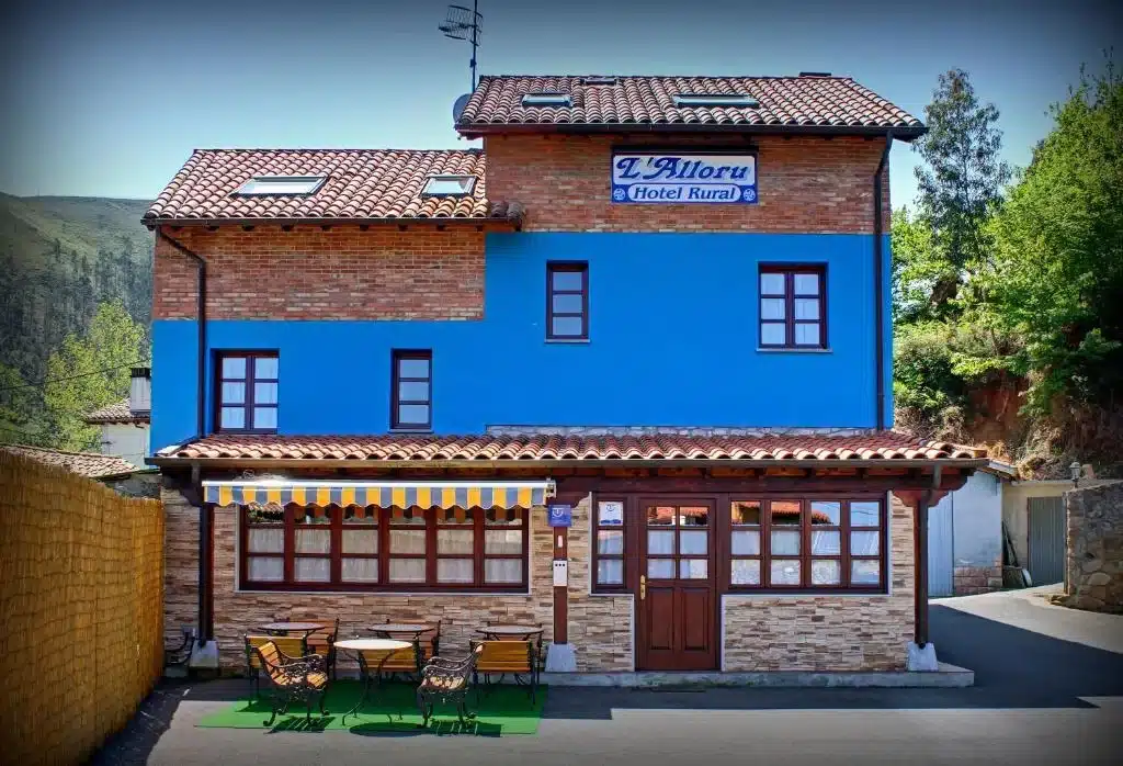 Imagen de la fachada del Hotel Rural L'Alloru