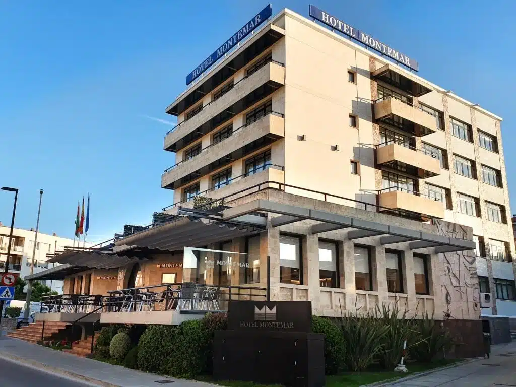 Fachada del Hotel Montemar en Llanes.