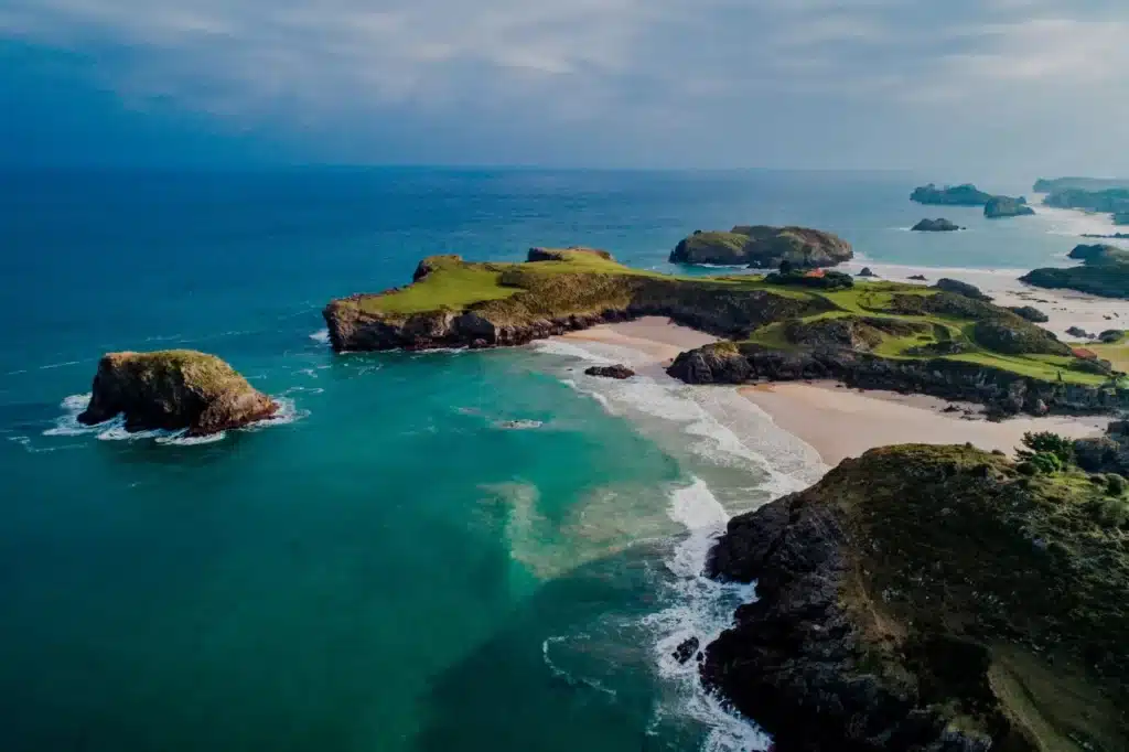 Imagen aérea de la costa de Celorio.