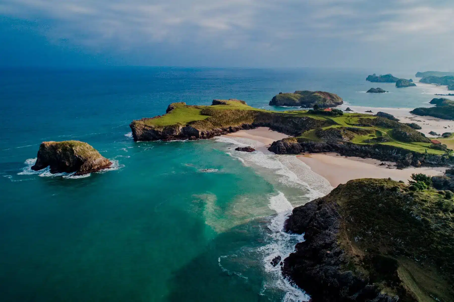 Imagen aérea de la costa de Celorio.