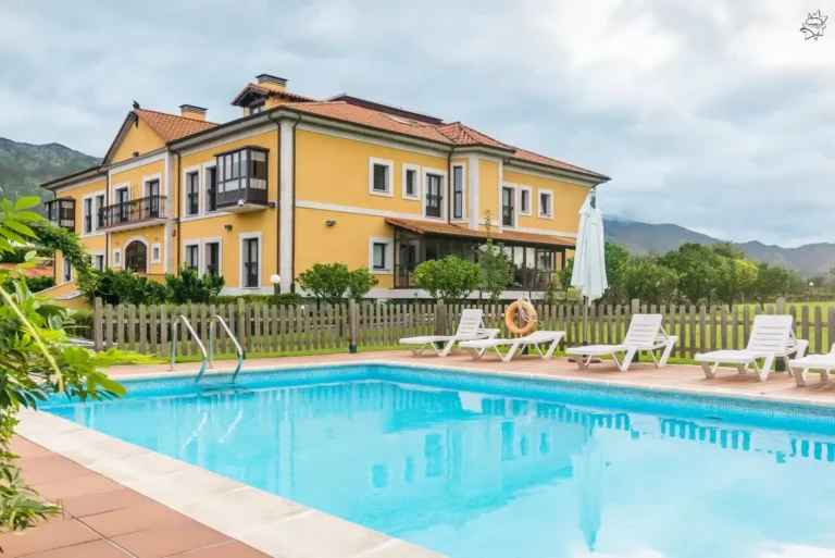 Imagen del Hotel Finca Mansión de Llanes junto a su piscina exterior.