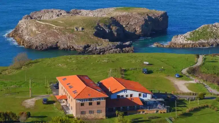 Espectacular imagen aérea del Hotel Migal con "La Islona" de Cué detrás.