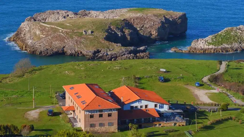 Espectacular imagen aérea del Hotel Migal con "La Islona" de Cué detrás.
