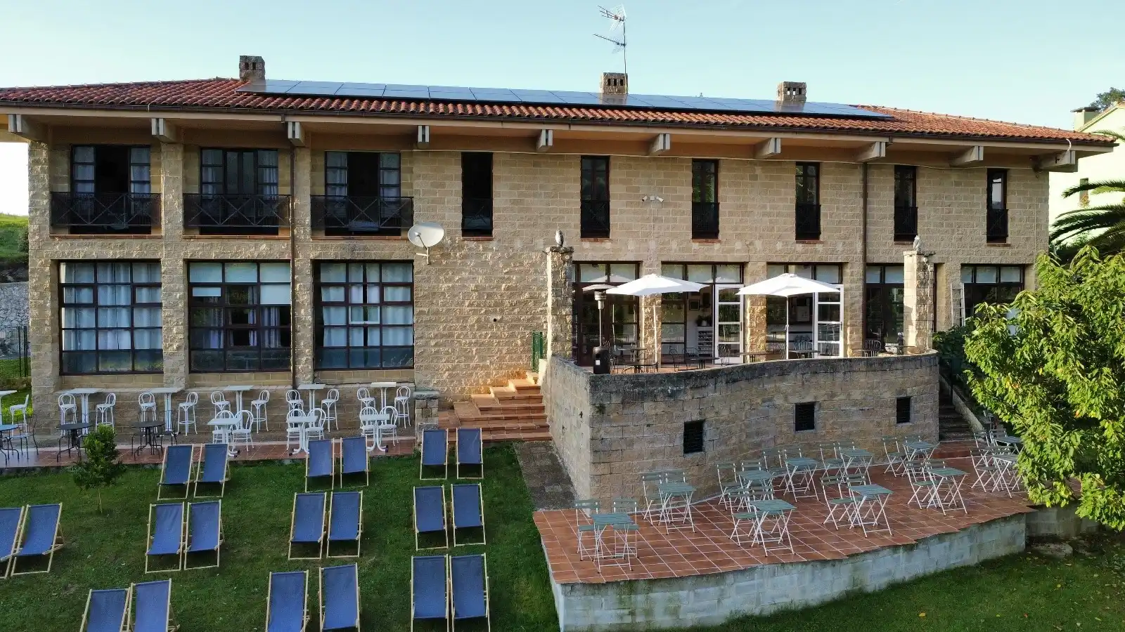 Imagen de la fachada del Hotel Prau Ríu, junto a la terraza y al jardín.
