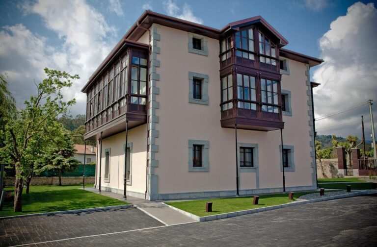 Imagen de la fachada del Hotel Villa Marrón.