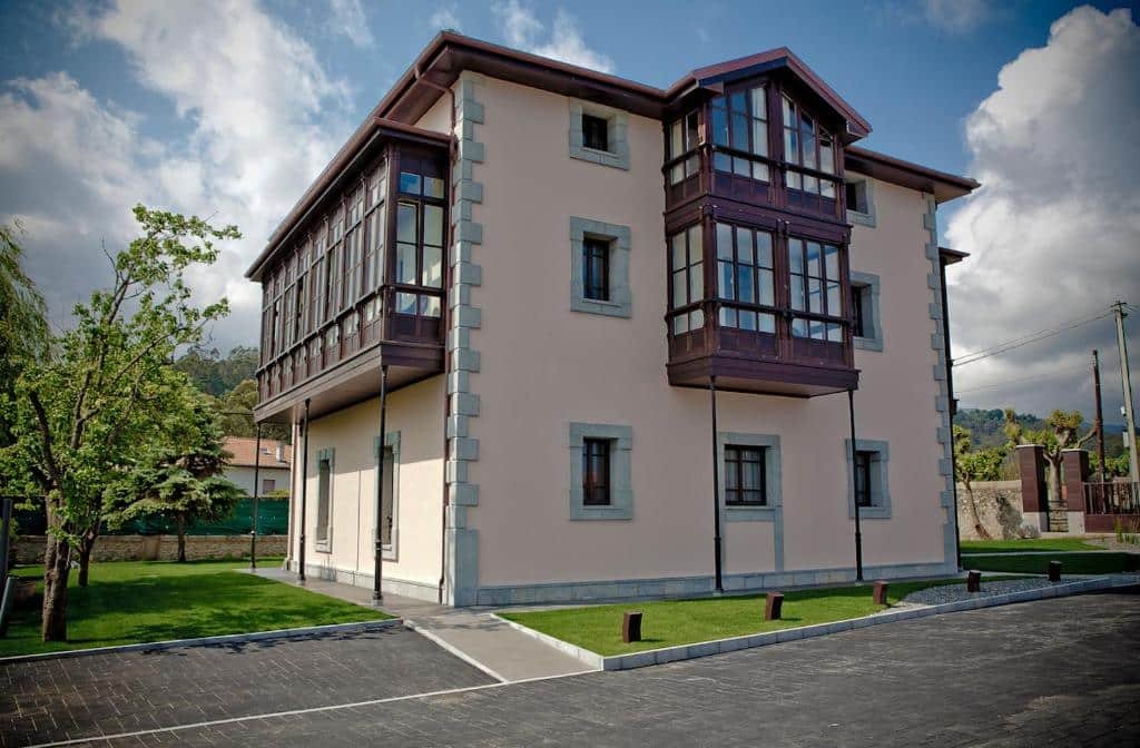 Imagen de la fachada del Hotel Villa Marrón.