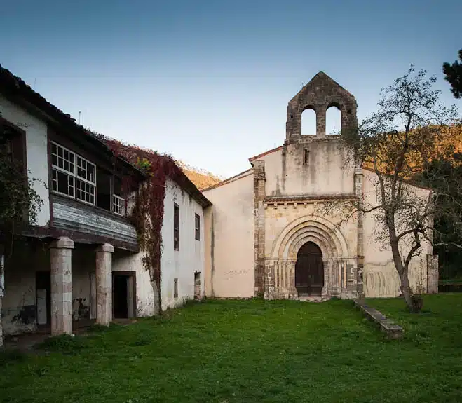 Imagen de la Iglesia y Monasterio de San Antolín de Bedón