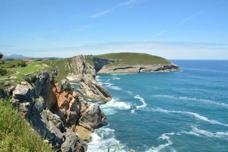 Imagen de la vista que ofrece el paseo de San Pedro hacia el mar Cantábrico y la costa llanisca.