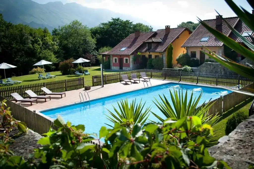Imagen del Hotel Rural La Lluriga junto a su piscina.