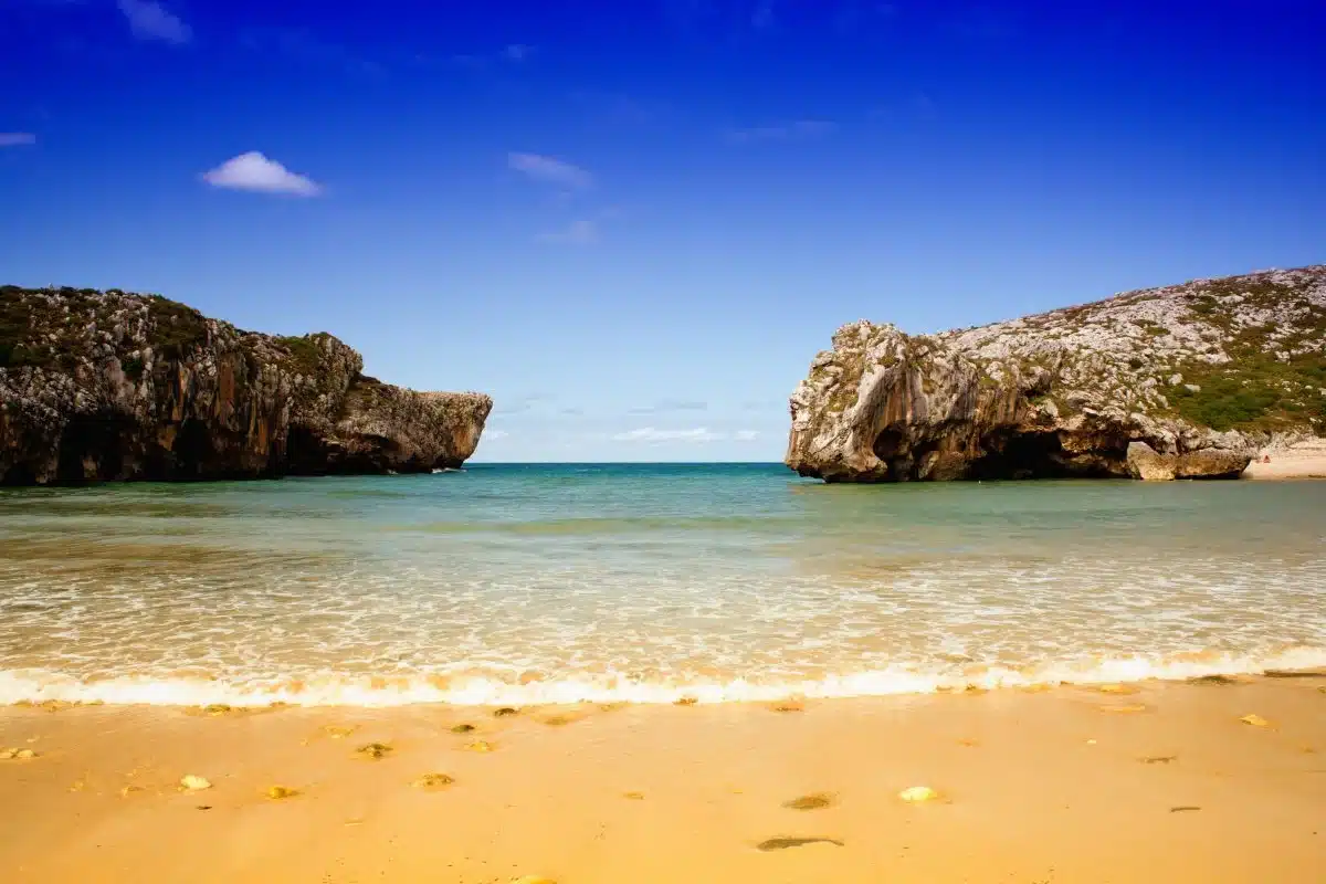 Imagen de la playa de Cuevas del Mar