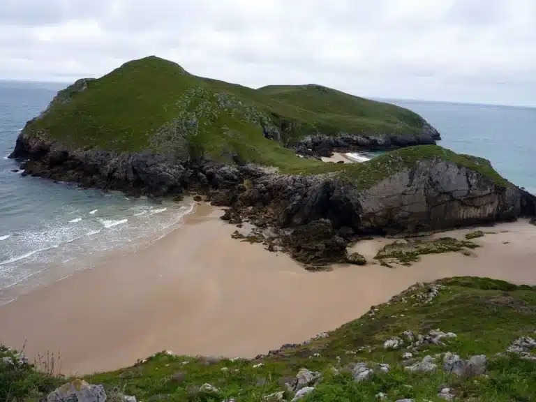 Imagen de la Playa de La Almenada, únicamente accesible en marea baja.
