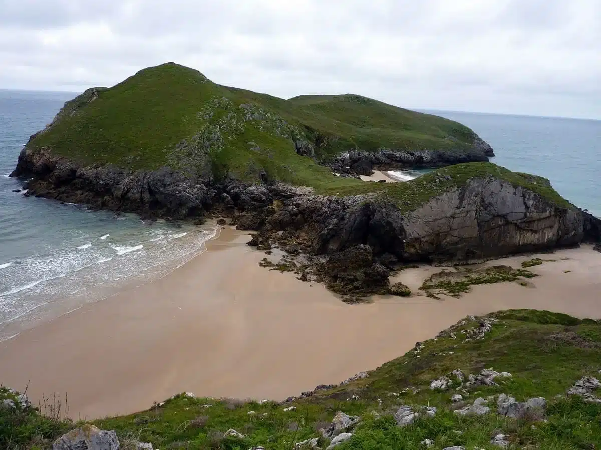Imagen de la Playa de La Almenada, únicamente accesible en marea baja.