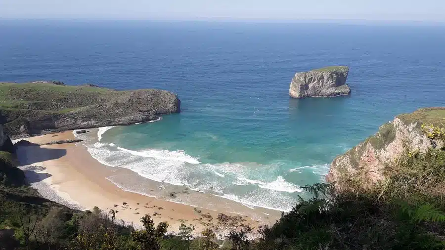 Imagen panorámica de la playa de Ballota, desde su mirador.