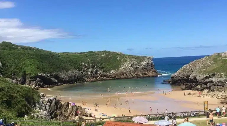 Imagen de la playa de Cué.