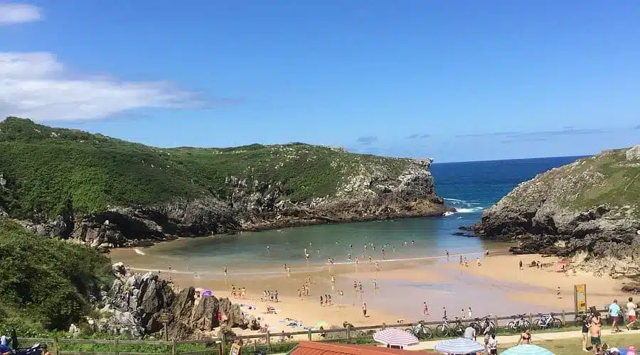 Imagen de la playa de Cué.