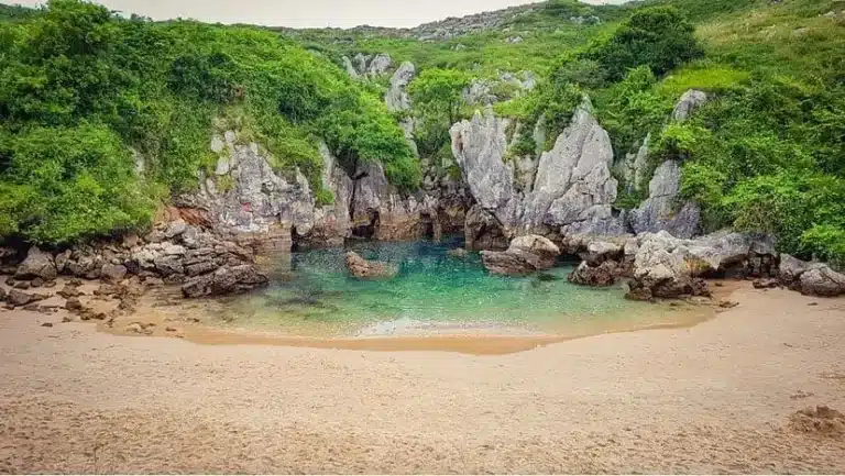 Imagen de la playa de Gulpiyuri en Llanes