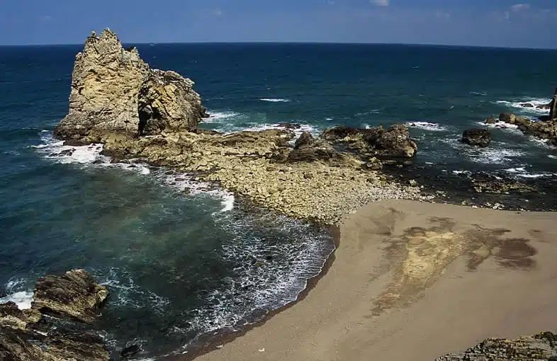 Playa de Pendueles en bajamar con el emblemático Islote de los Picones.