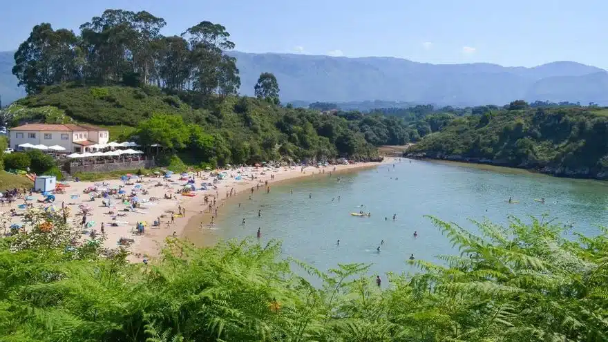 Imagen panorámica de la Playa de Poo.