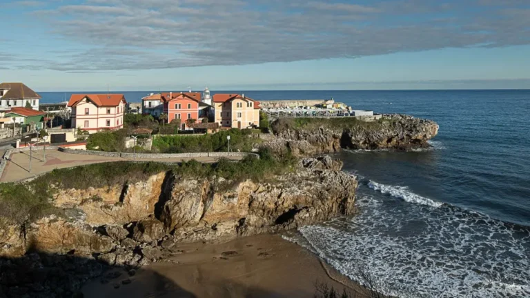 Playa de Puerto Chico, en el corazón de Llanes.