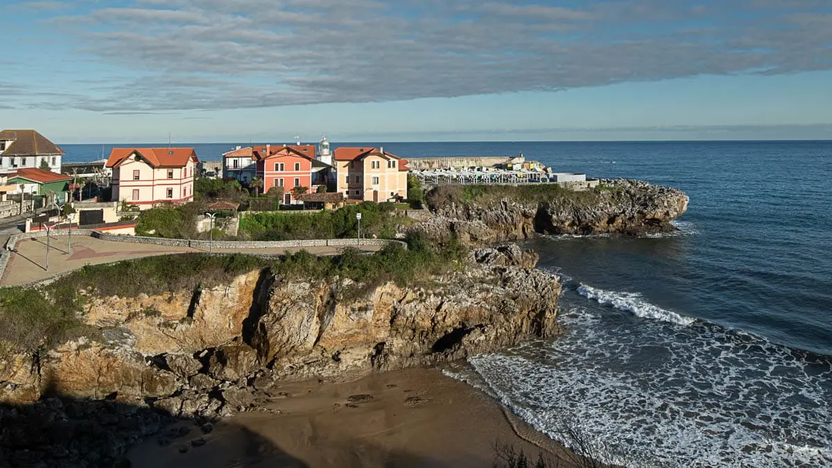 Playa de Puerto Chico, en el corazón de Llanes.
