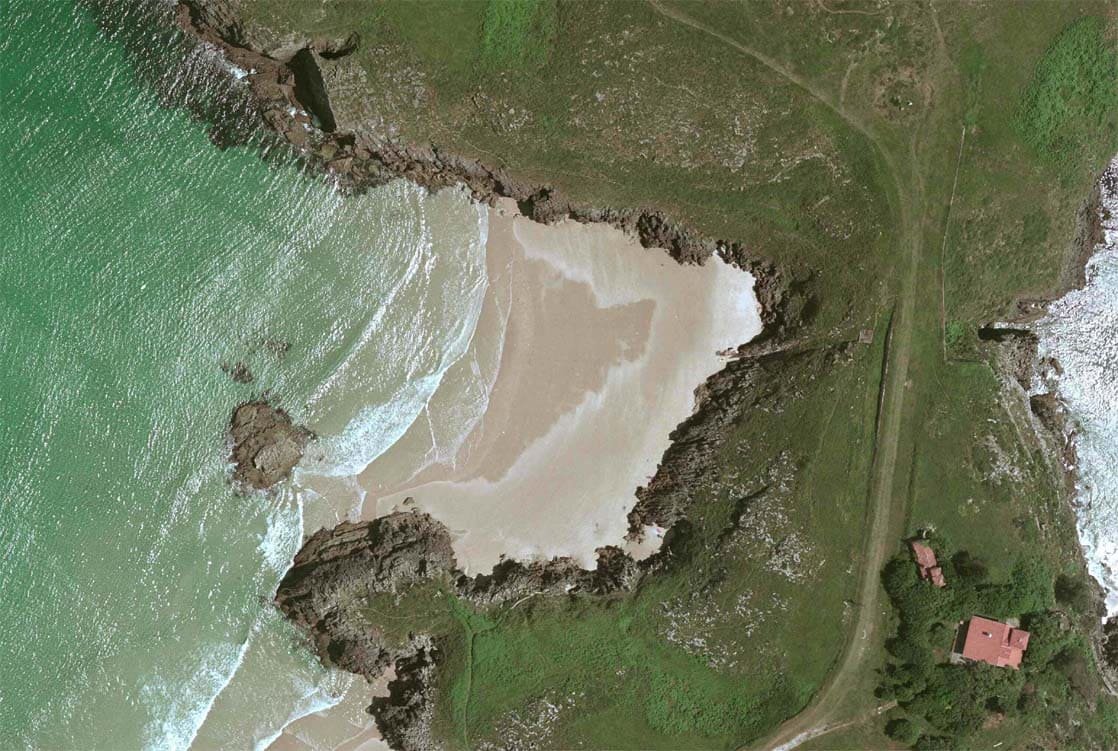 Imagen cenital de la playa de la Tayada.