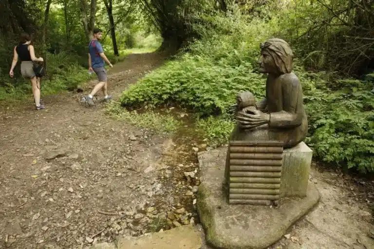 Imagen de una de las estatuas visualizadas durante la Ruta El Camín Encantáu.