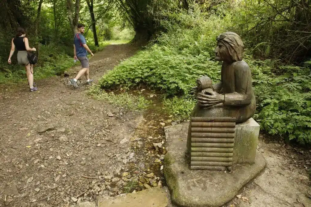 Imagen de una de las estatuas visualizadas durante la Ruta El Camín Encantáu.