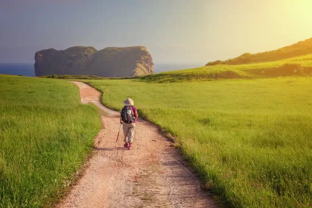 Imagen ilustrativa de una persona realizando el camino de santiago.