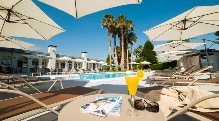 Imagen de la terraza del Hotel La Palma de Llanes junto a su piscina.