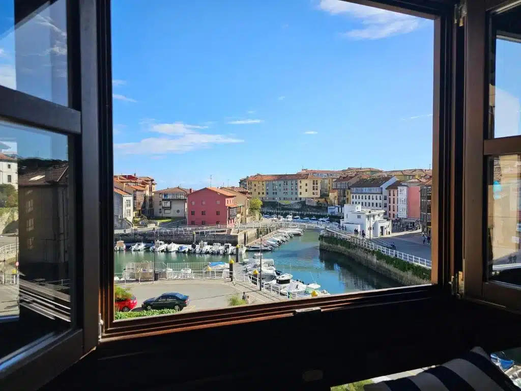 Vistas desde las habitaciones del Hotel Puerto Rico al puerto de Llanes